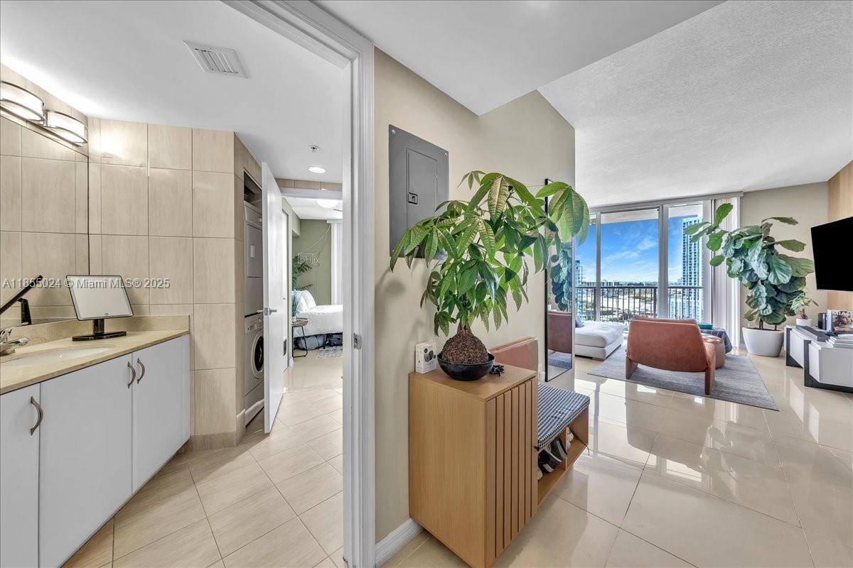 1750 N Bayshore Dr # 2015
