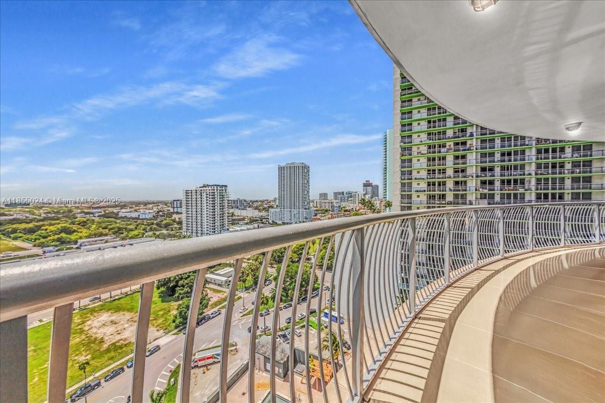 1750 N Bayshore Dr # 2015