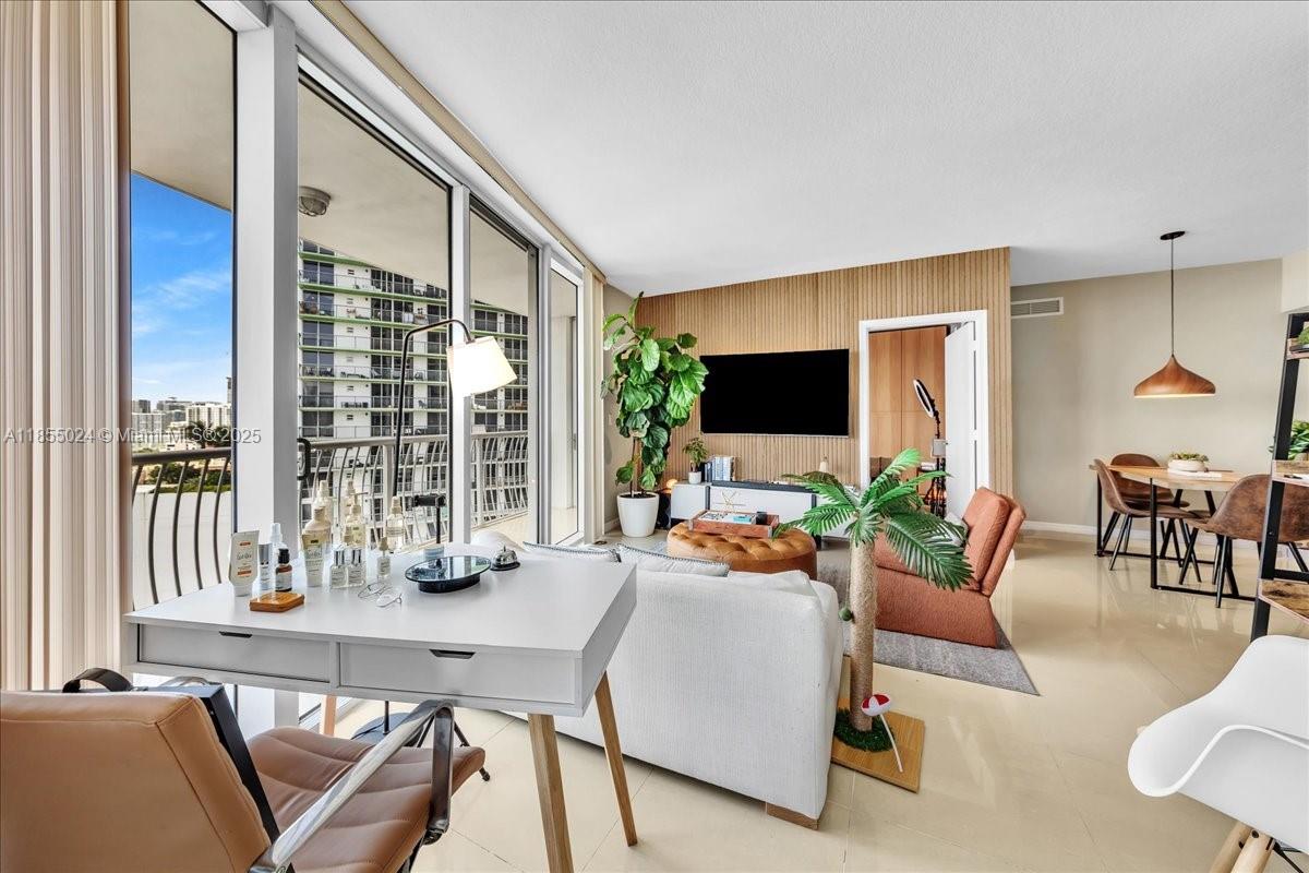 1750 N Bayshore Dr # 2015