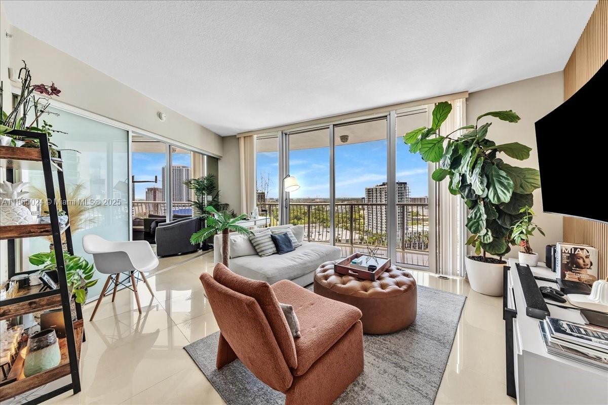 1750 N Bayshore Dr # 2015