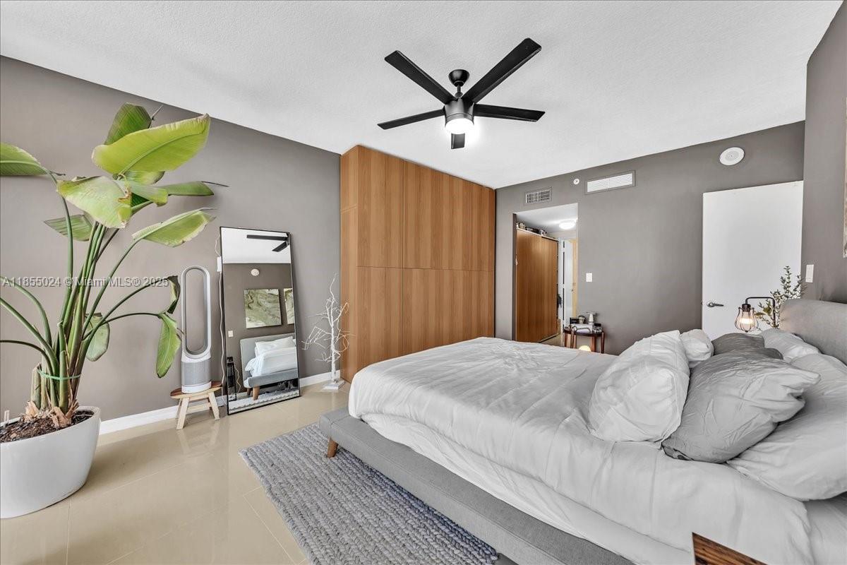 1750 N Bayshore Dr # 2015