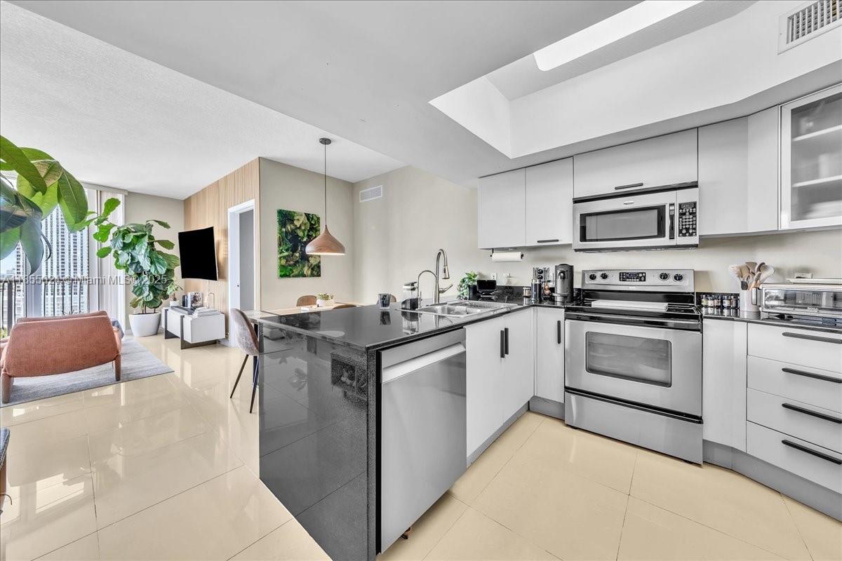 1750 N Bayshore Dr # 2015
