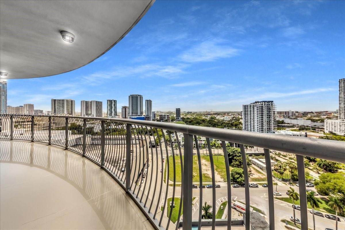 1750 N Bayshore Dr # 2015