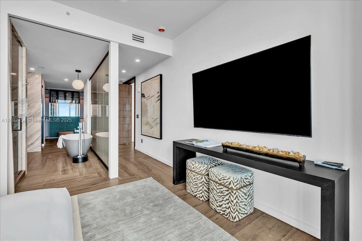 888 Biscayne Blvd # 5704