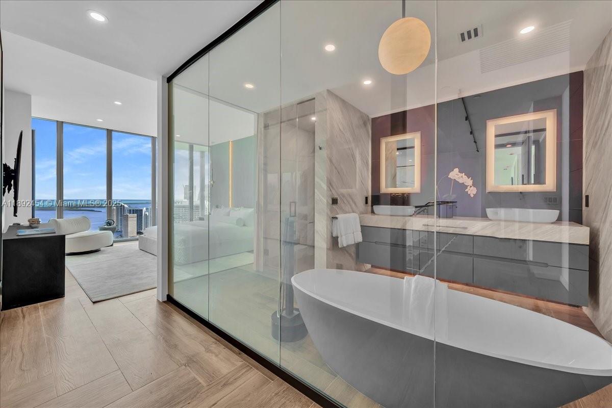 888 Biscayne Blvd # 5704