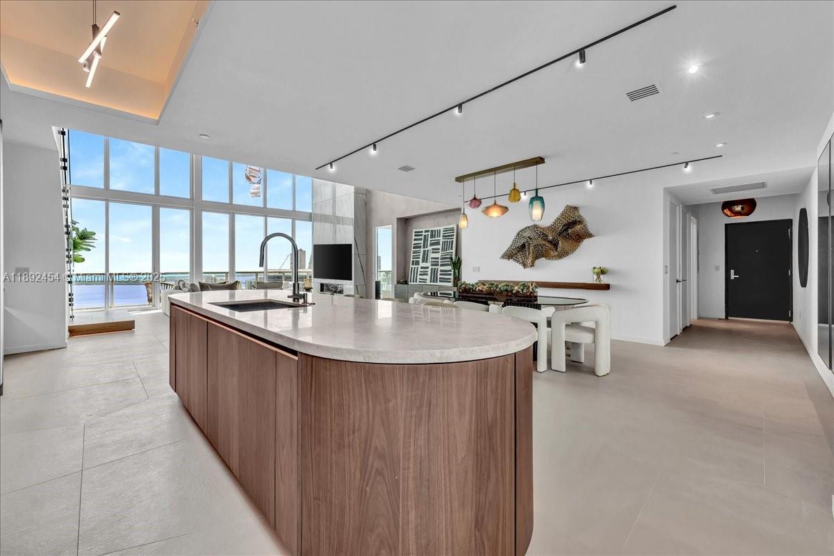 888 Biscayne Blvd # 5704