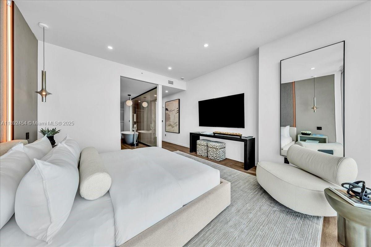 888 Biscayne Blvd # 5704