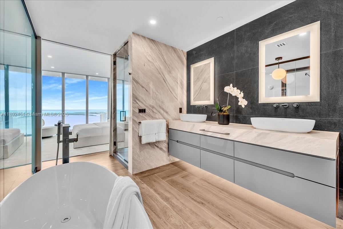 888 Biscayne Blvd # 5704