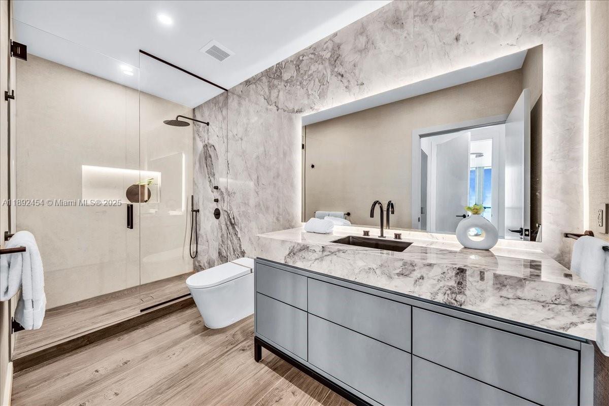 888 Biscayne Blvd # 5704