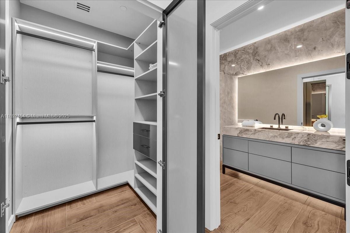 888 Biscayne Blvd # 5704