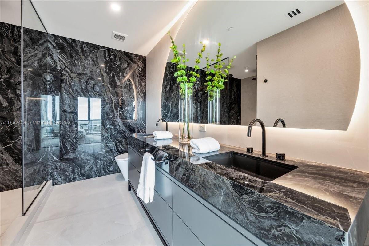 888 Biscayne Blvd # 5704