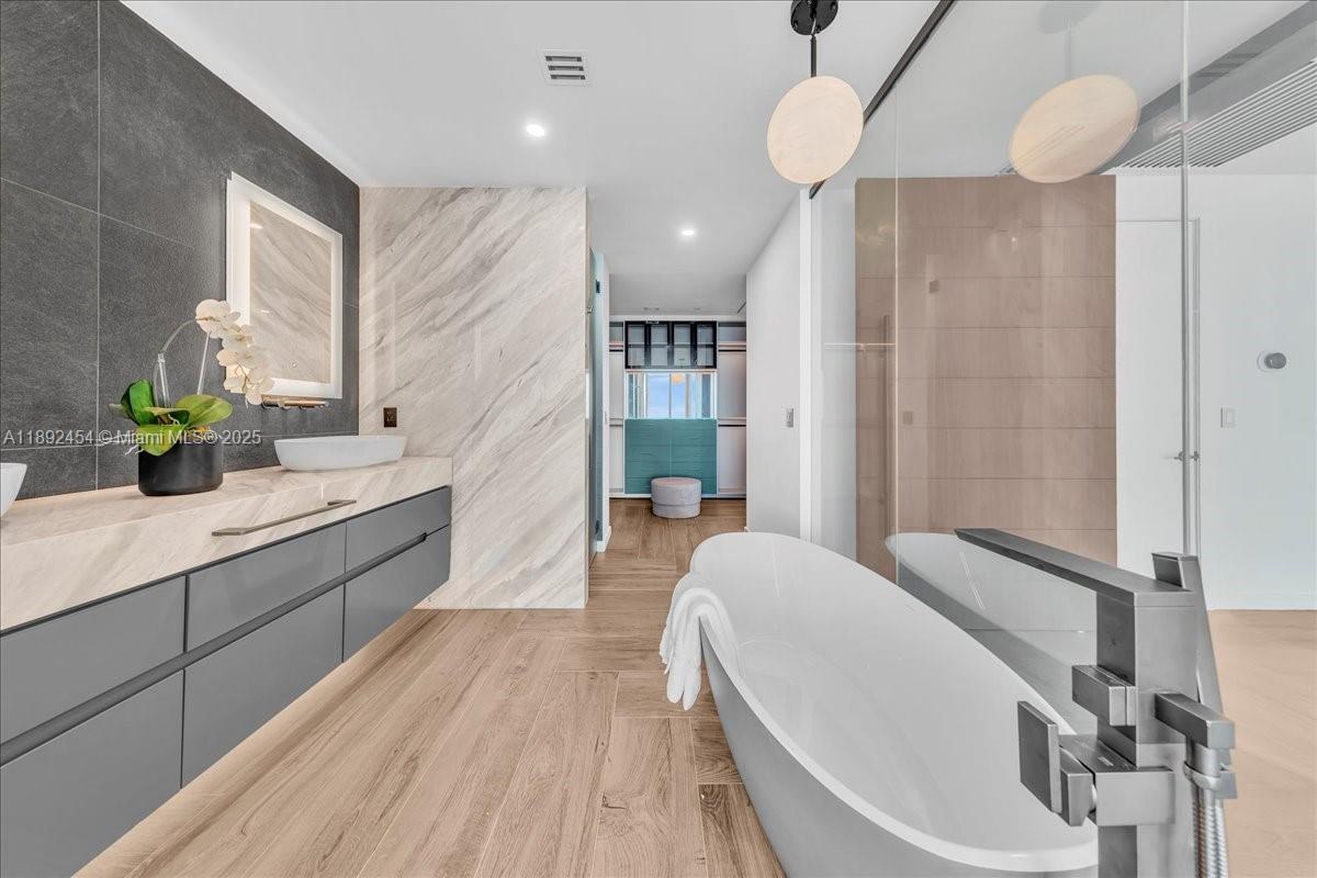 888 Biscayne Blvd # 5704