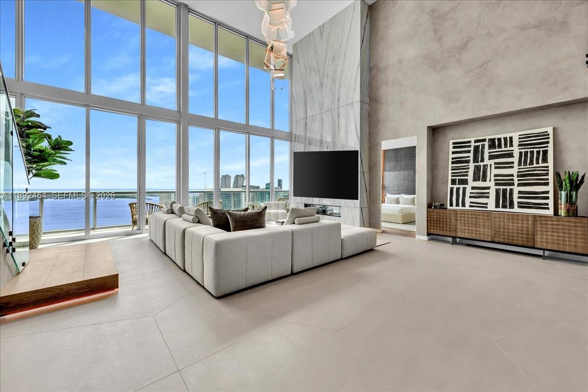 888 Biscayne Blvd # 5704