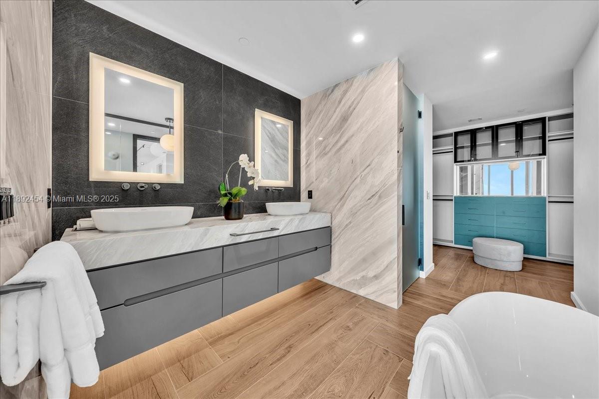 888 Biscayne Blvd # 5704