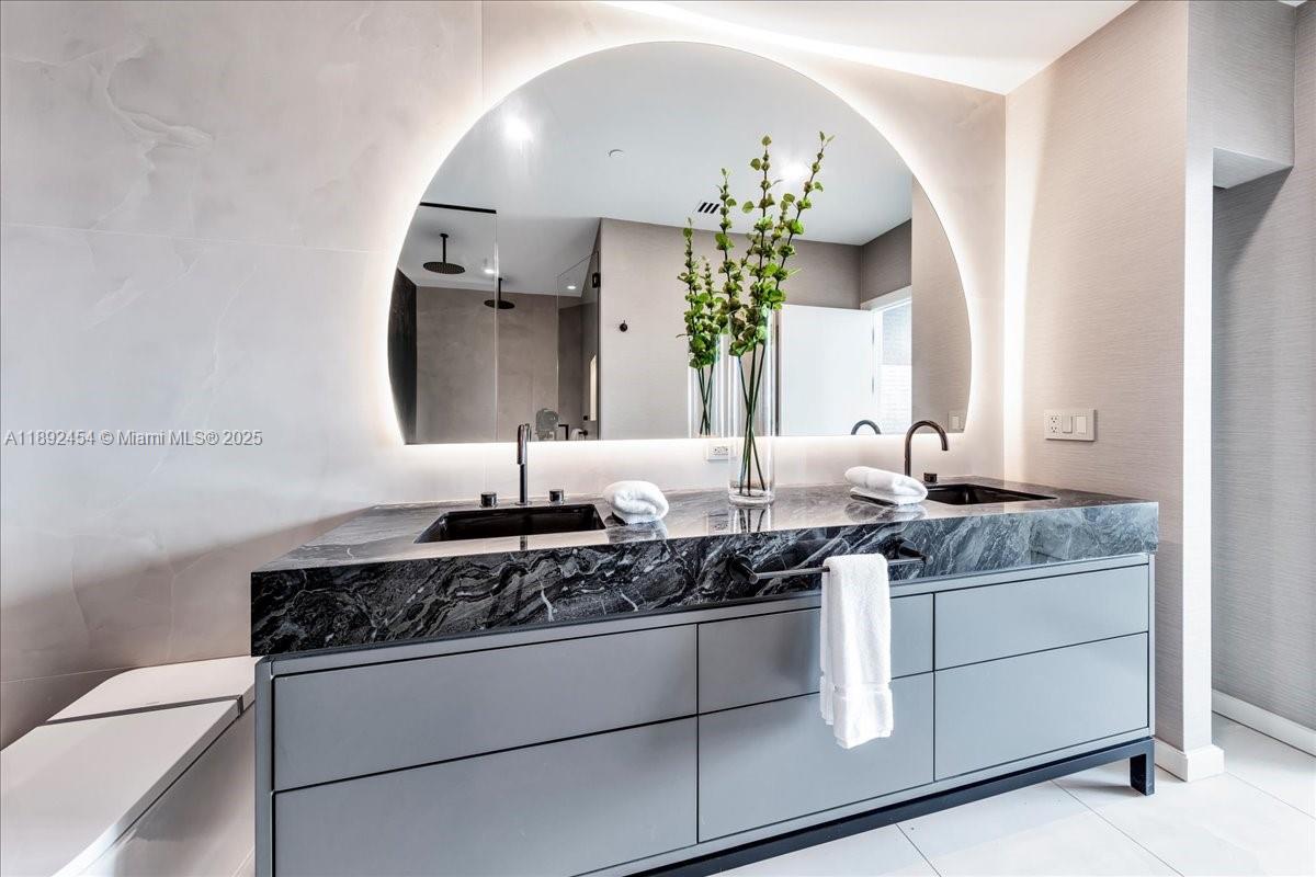 888 Biscayne Blvd # 5704