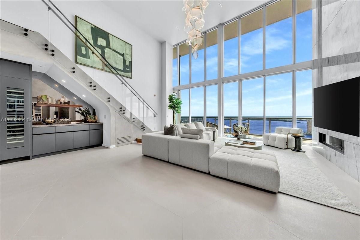 888 Biscayne Blvd # 5704
