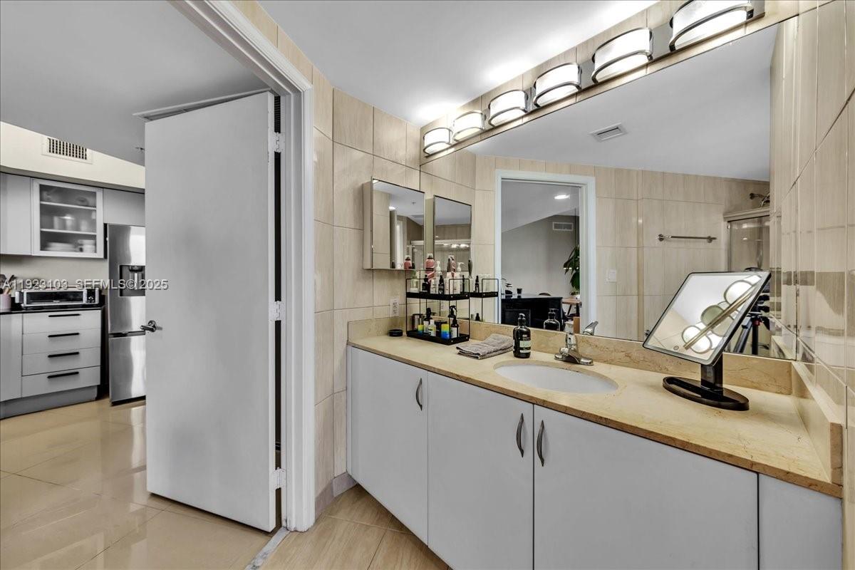 1750 N Bayshore Dr # 2015