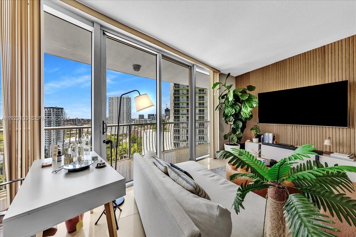 1750 N Bayshore Dr # 2015