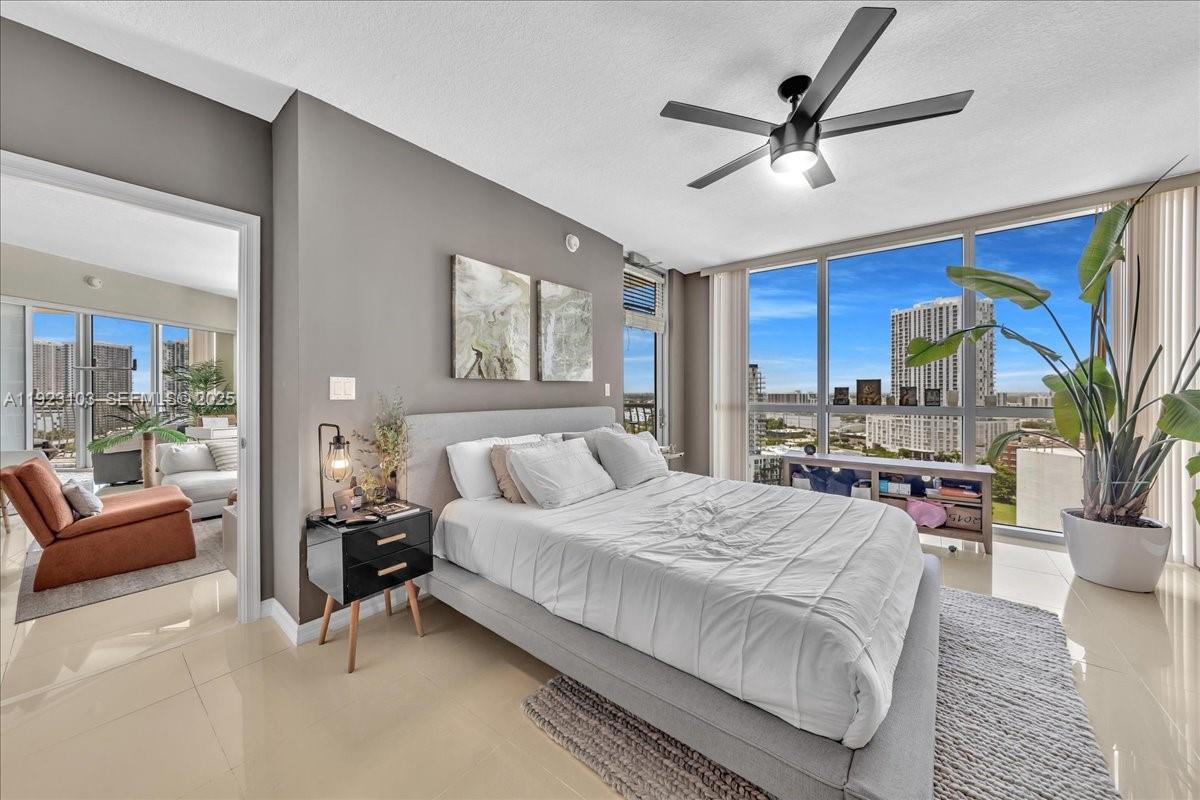 1750 N Bayshore Dr # 2015