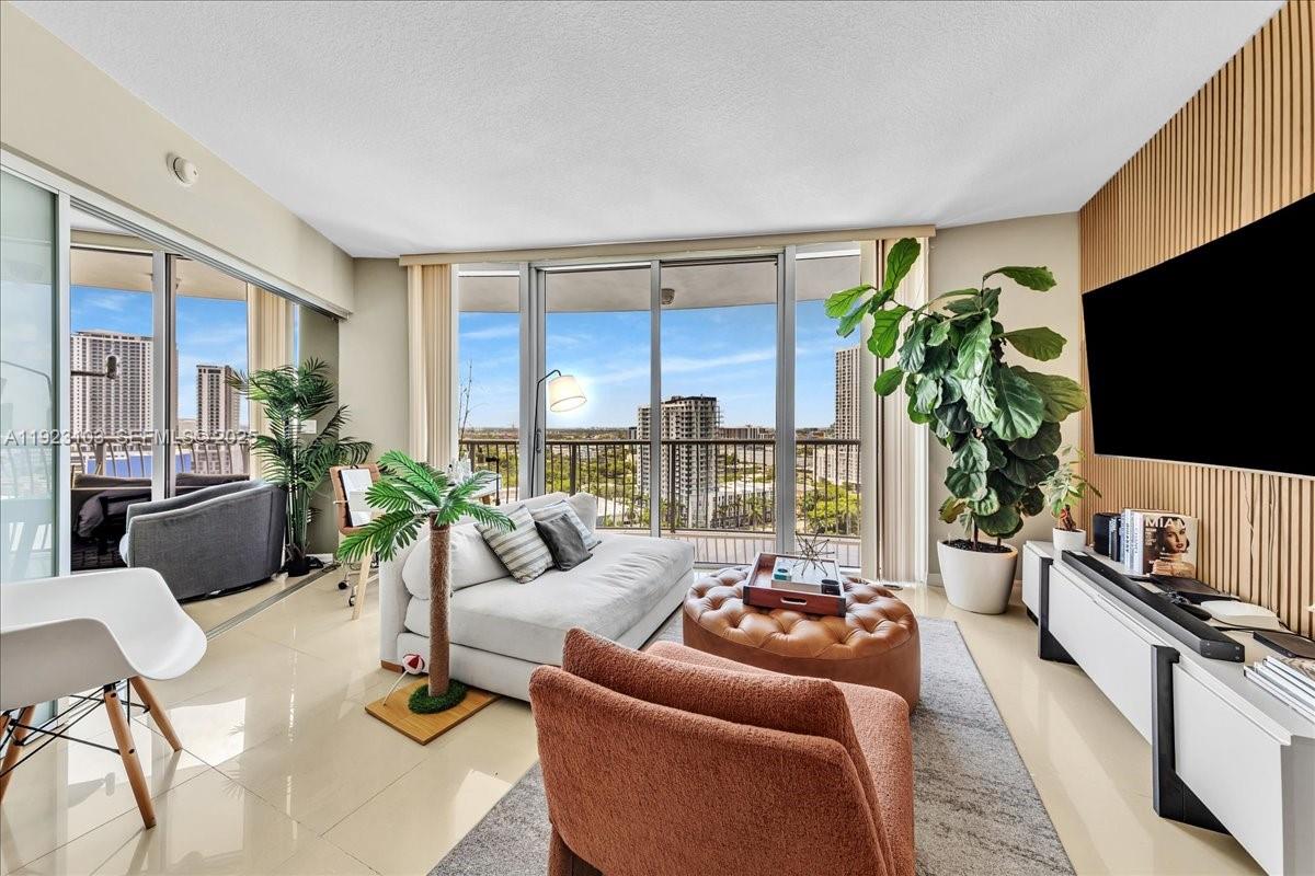 1750 N Bayshore Dr # 2015