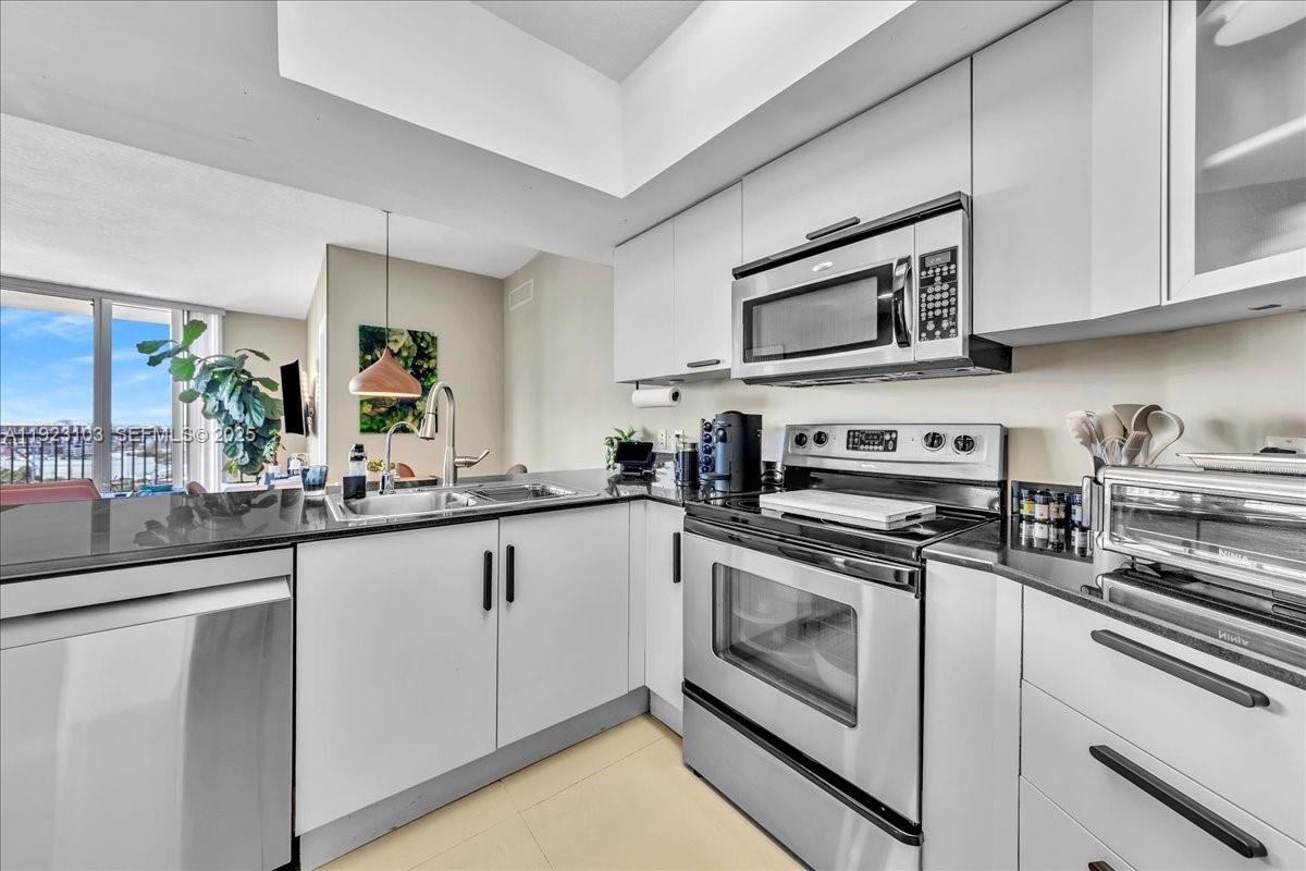 1750 N Bayshore Dr # 2015