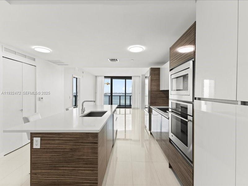 460 NE 28th St # 2203