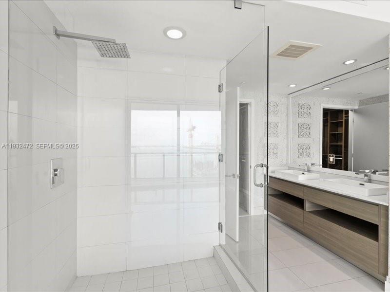 460 NE 28th St # 2203