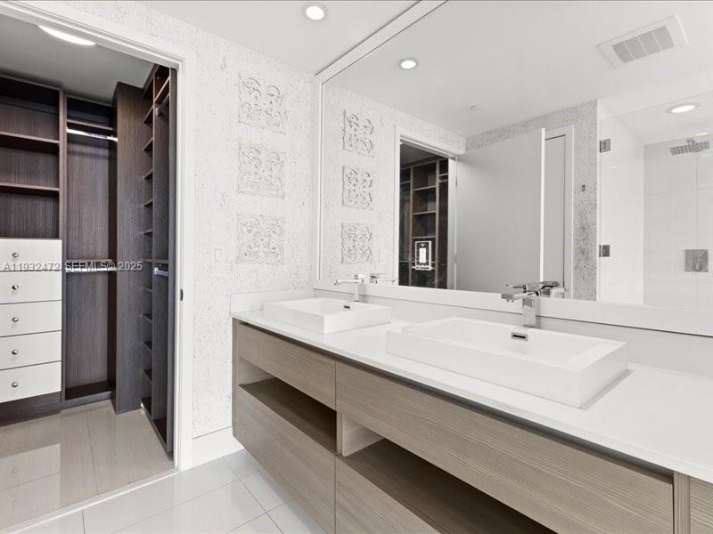 460 NE 28th St # 2203