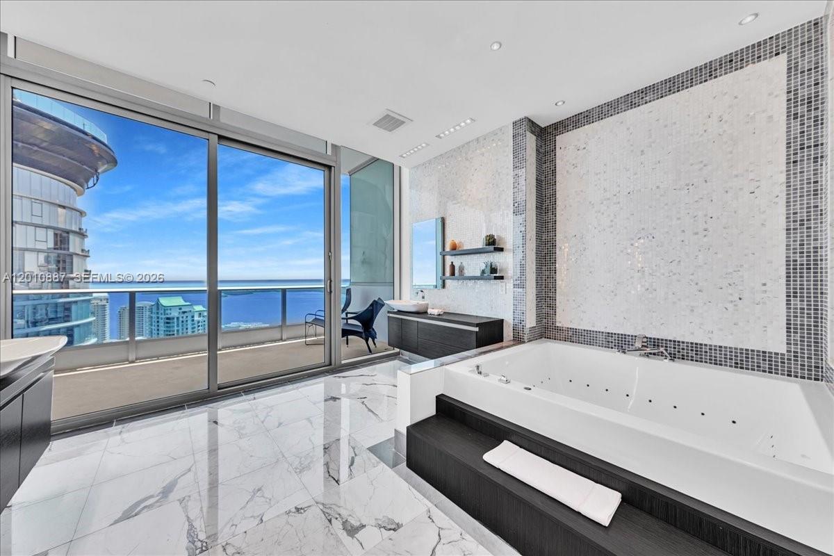 200 Biscayne Boulevard Way # 5401 Unit: PH 5401
