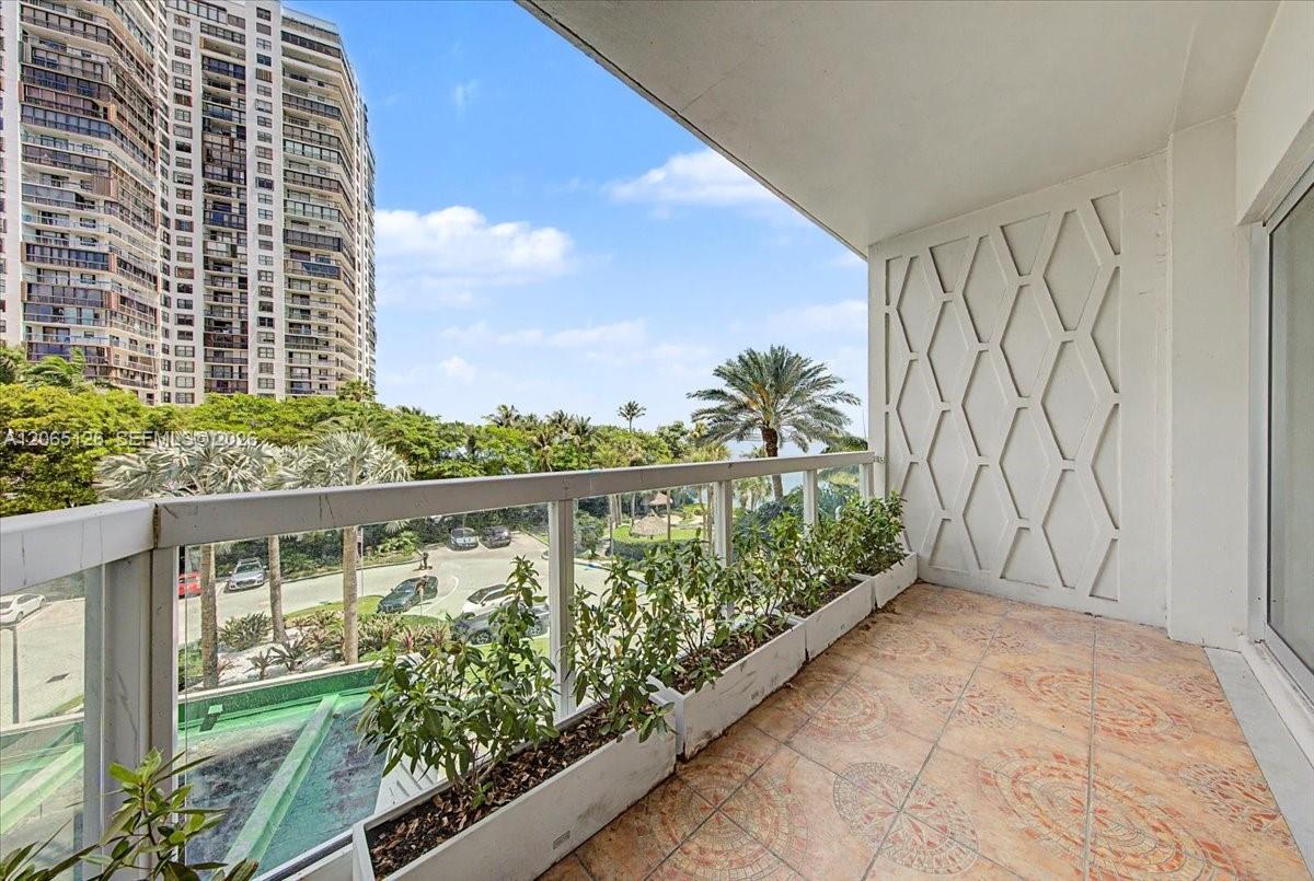 2451 Brickell Ave # 4F