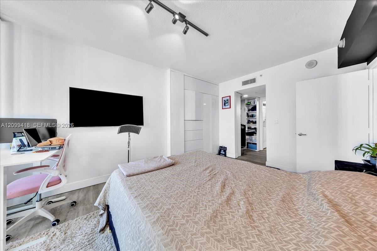 1750 N Bayshore Dr # 2510