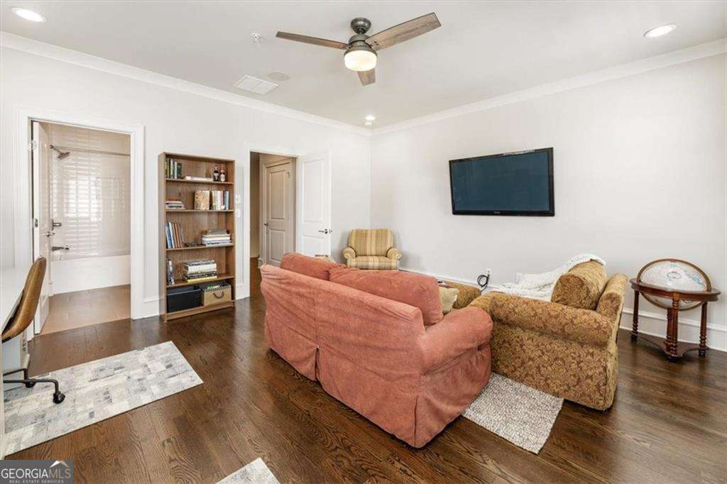 128 Grand Crescent