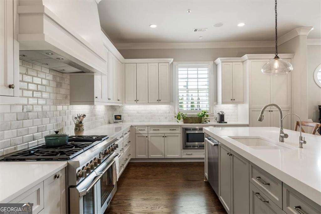 128 Grand Crescent