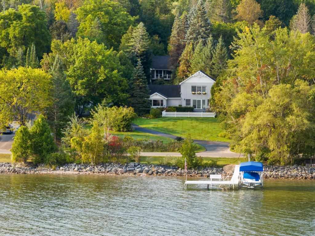 4030 Lakeshore Road