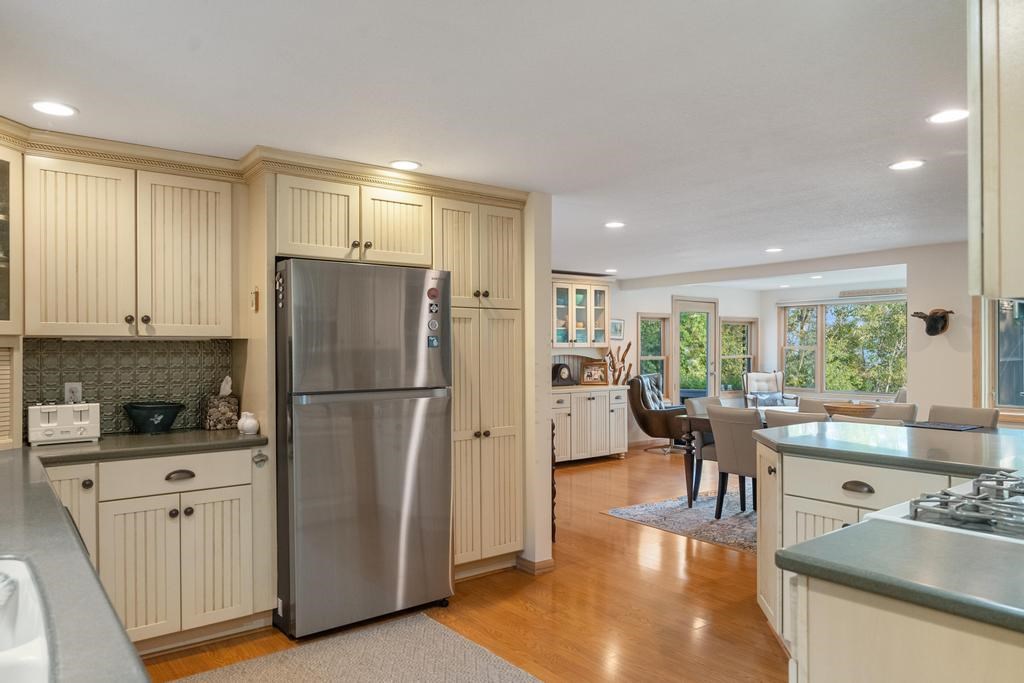 4030 Lakeshore Road