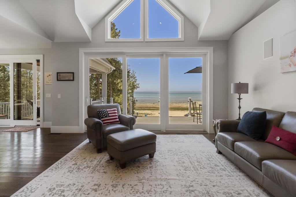 4435 Lake Shore Drive