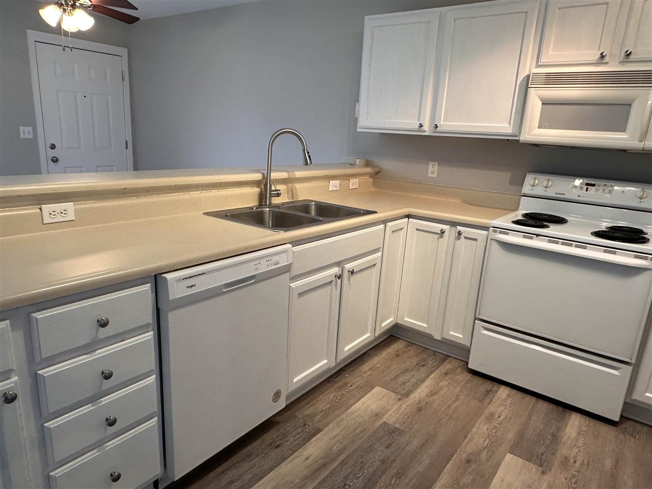 673 Pine Pointe Drive Unit: 6