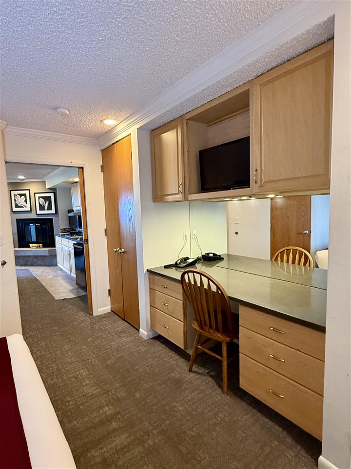 104 W Dixon Avenue Unit: Unit 3, Room 42