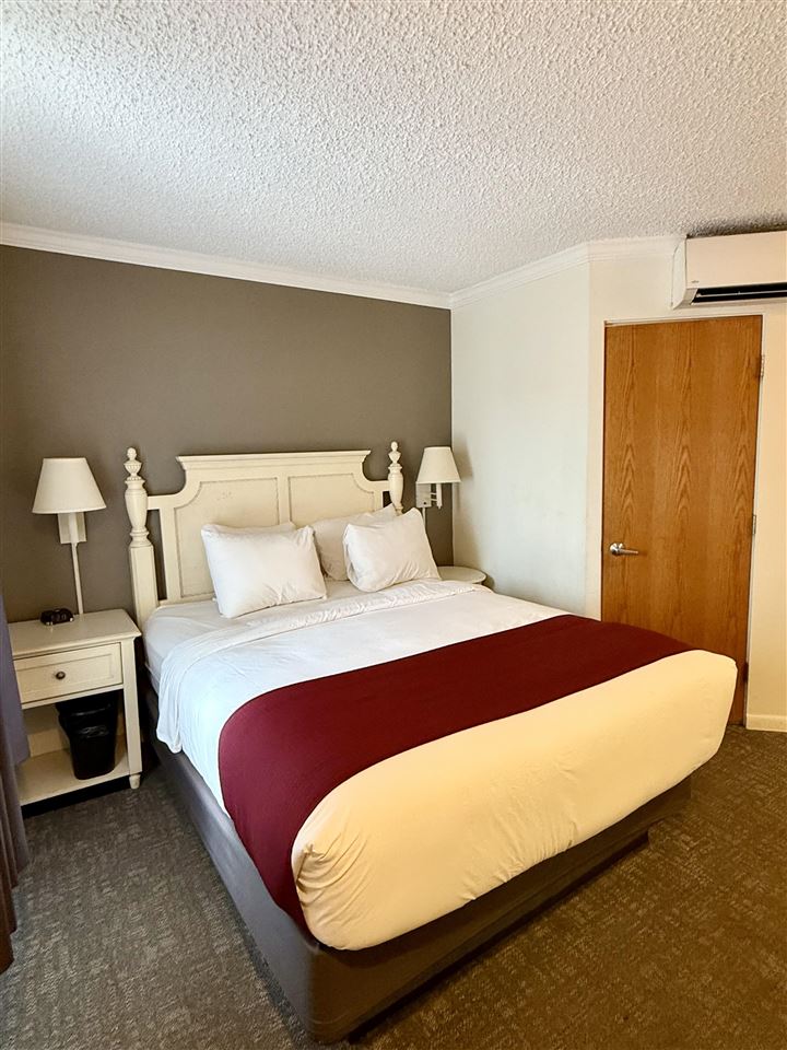 104 W Dixon Avenue Unit: Unit 3, Room 42