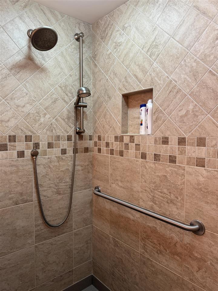 4000 Hemingway Pointe Club Drive Unit: Door 27/Unit 49/Slip 19