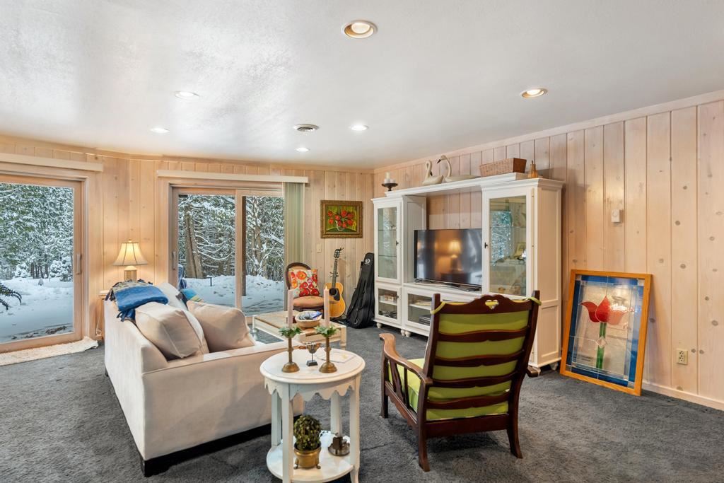3743 Commodore Drive