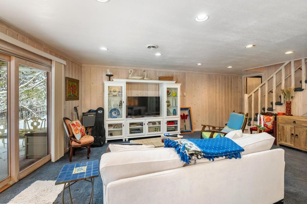 3743 Commodore Drive