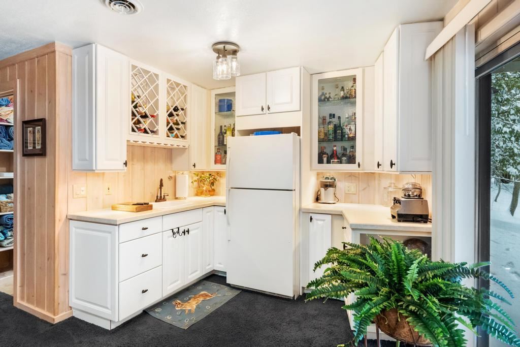 3743 Commodore Drive