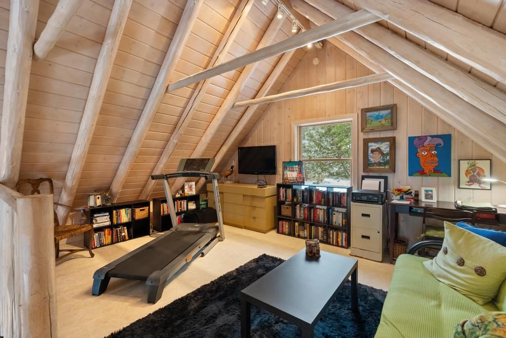 3743 Commodore Drive