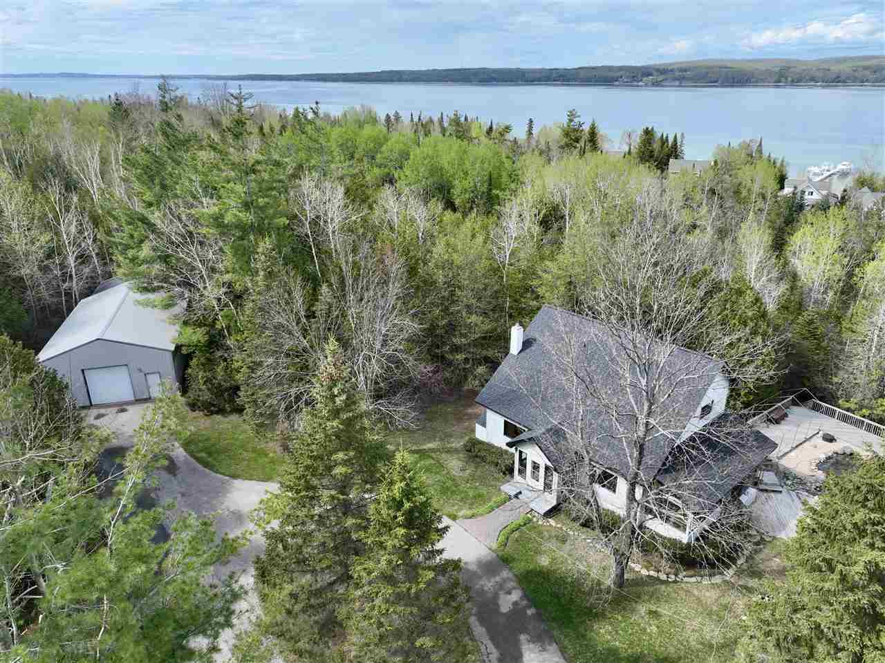 3877 Commodore Drive