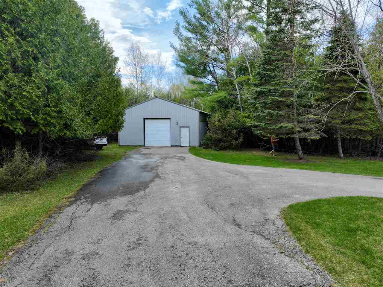 3877 Commodore Drive