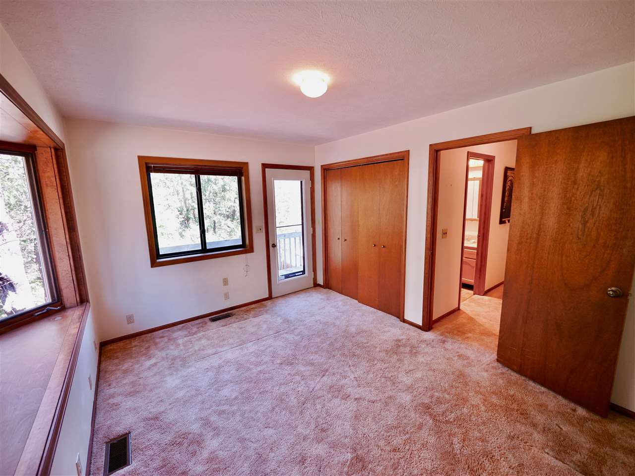 3877 Commodore Drive