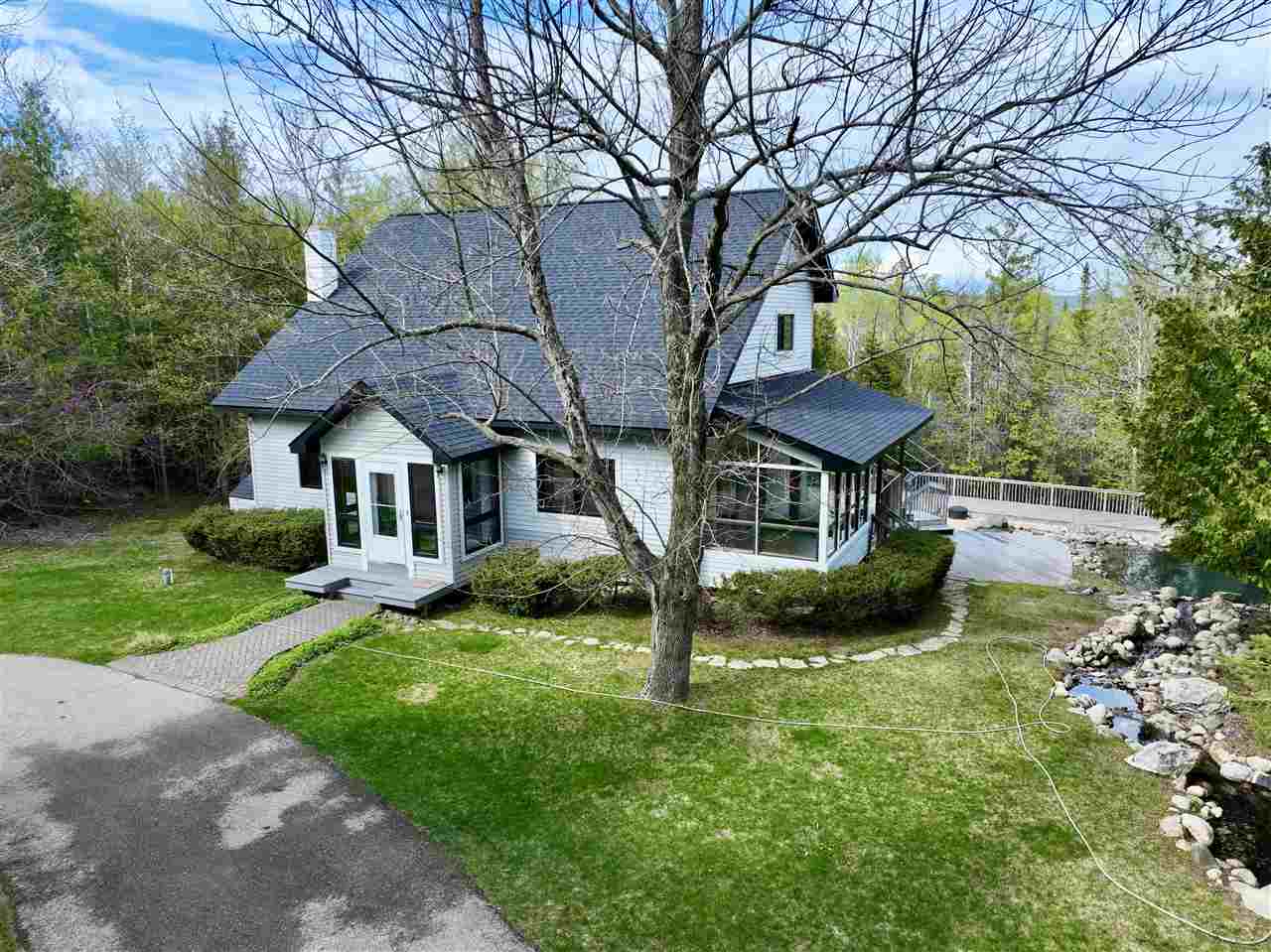 3877 Commodore Drive