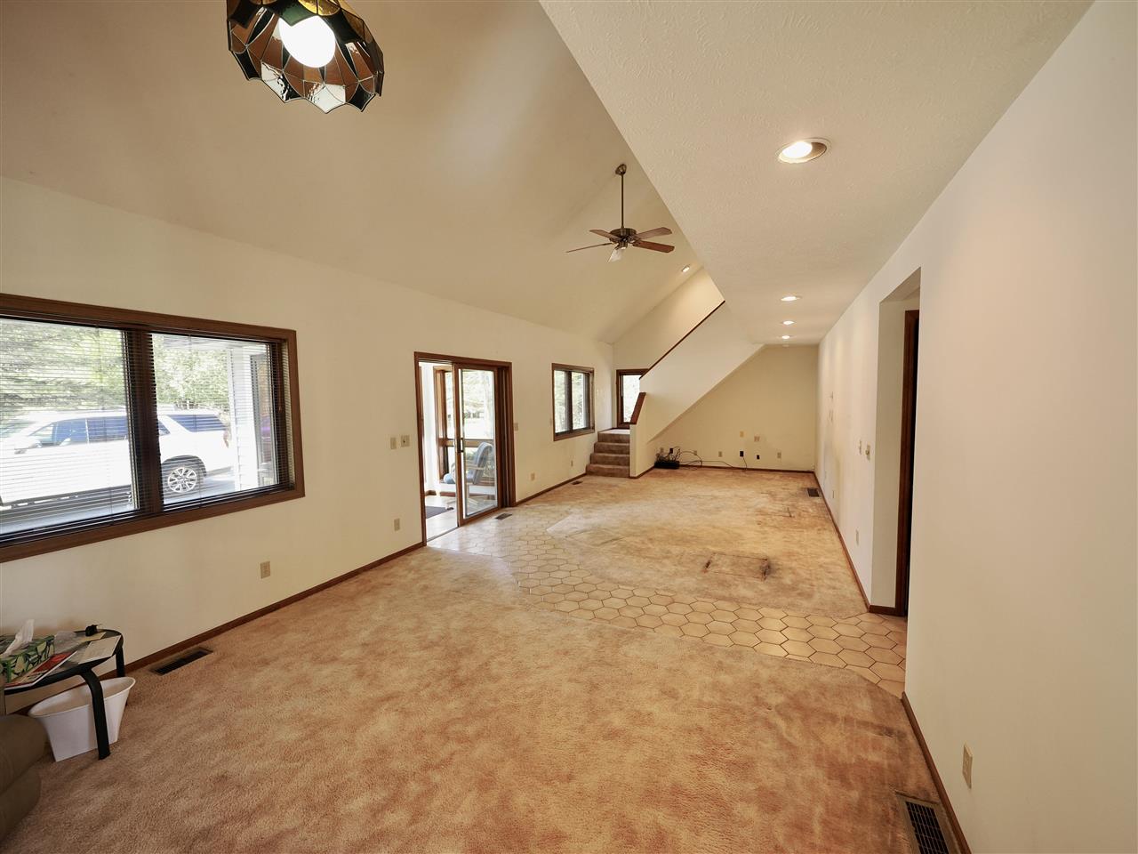 3877 Commodore Drive