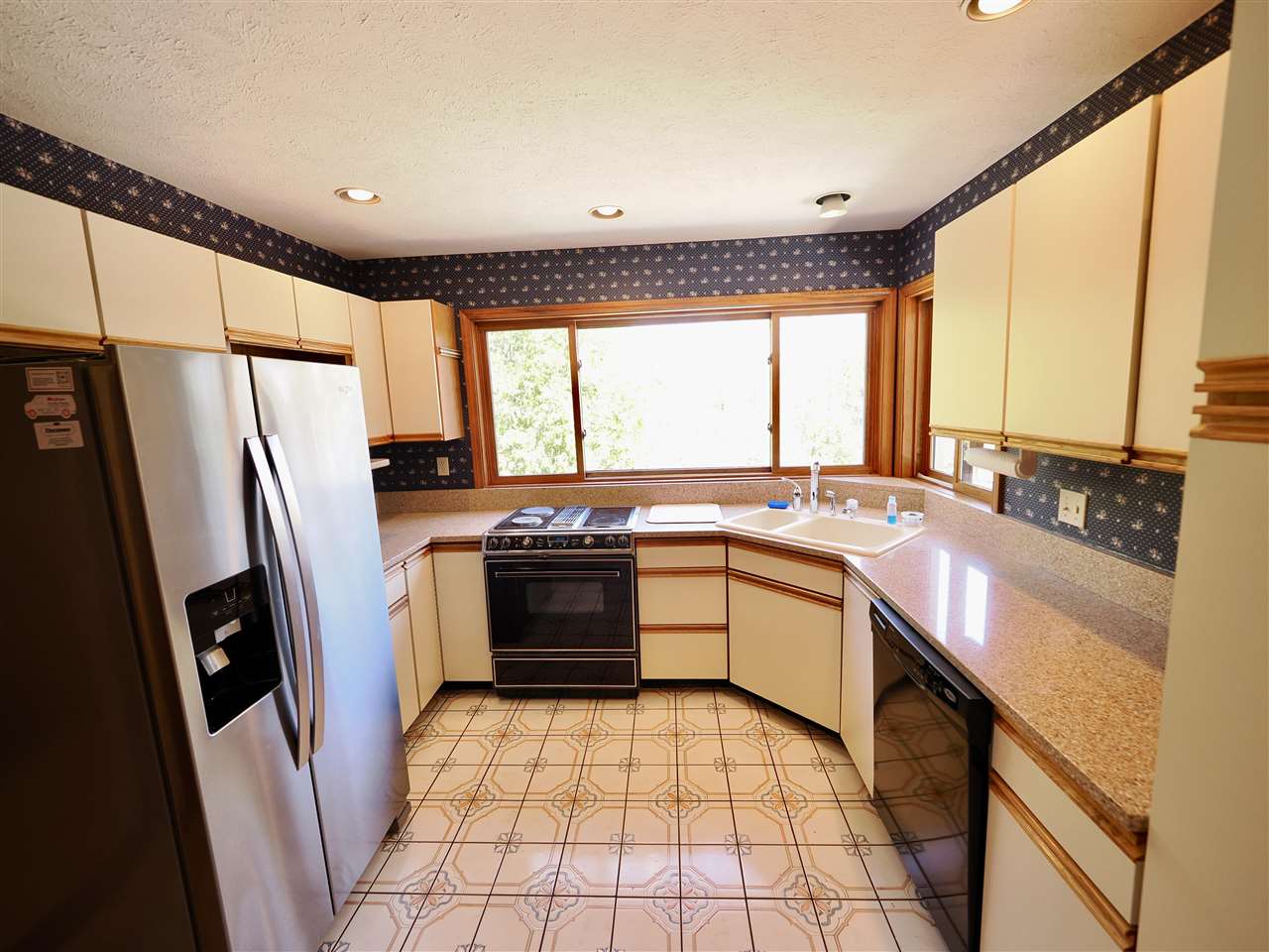 3877 Commodore Drive